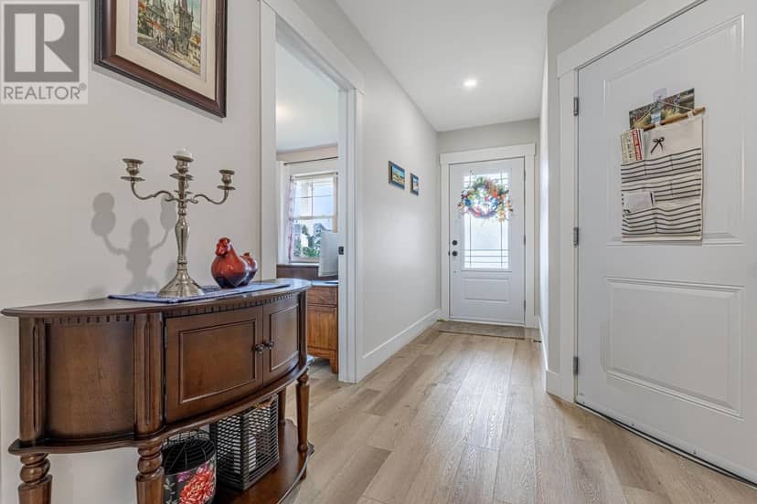58 HOLMES Lane — photo 5 of 11