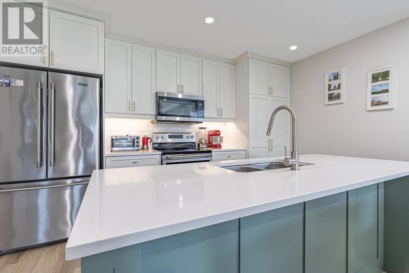 58 HOLMES Lane — photo 9 of 11