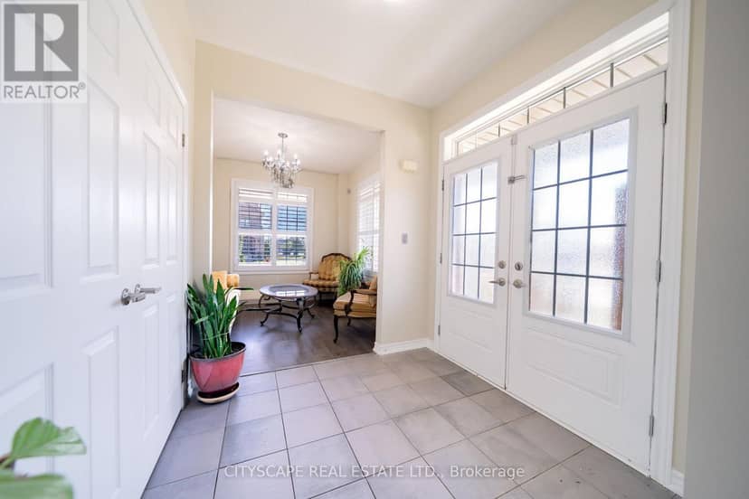 250 Crombie Street — photo 8 of 40