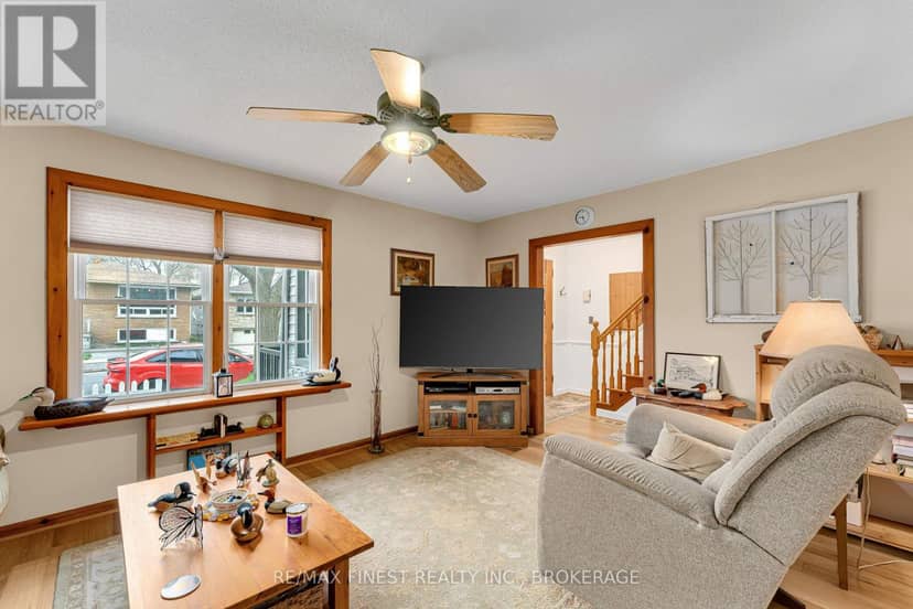 580 Macdonnell Street — photo 10 of 40