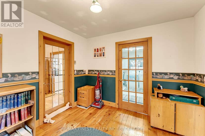 580 Macdonnell Street — photo 18 of 40