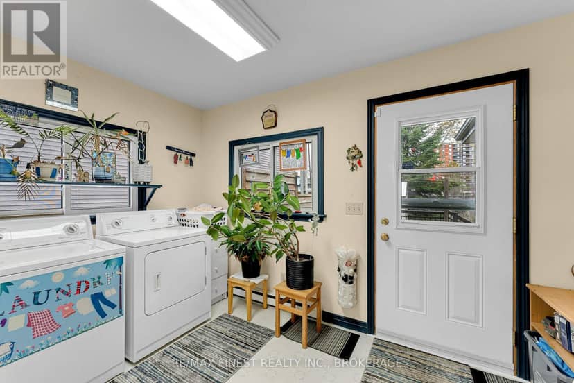 580 Macdonnell Street — photo 19 of 40