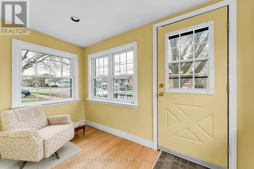 580 Macdonnell Street — photo 4 of 40