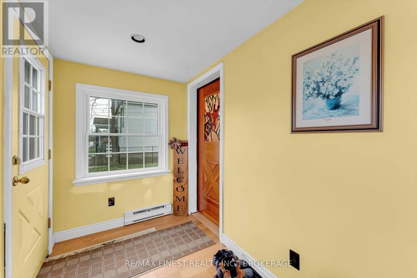 580 Macdonnell Street — photo 5 of 40
