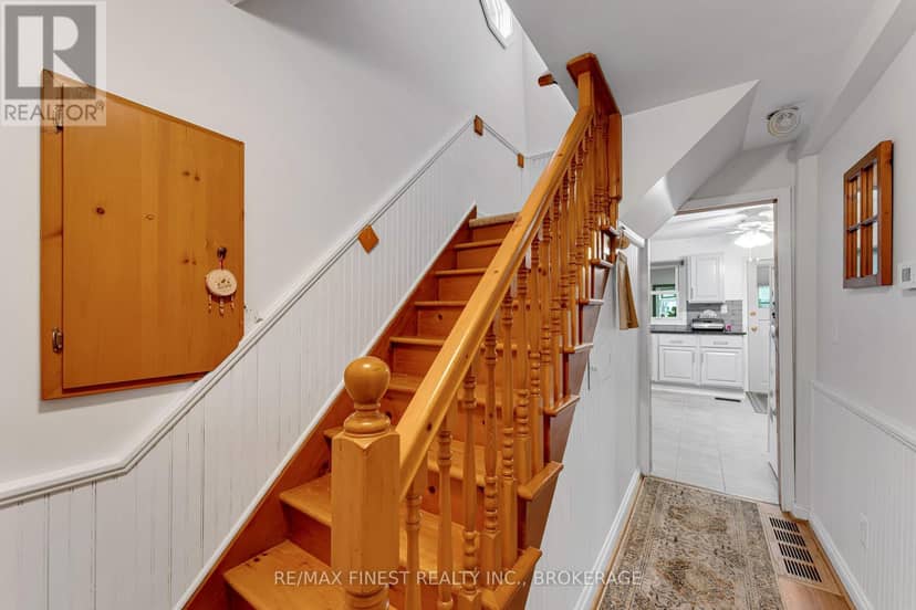 580 Macdonnell Street — photo 7 of 40