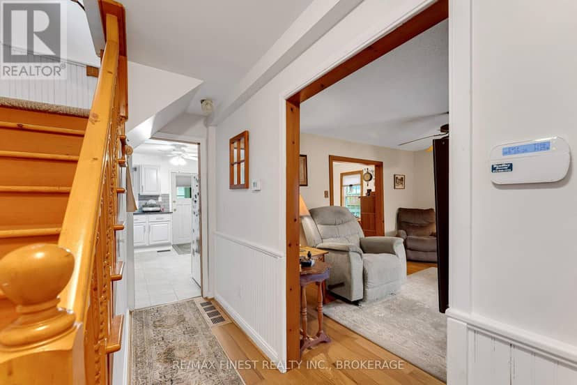580 Macdonnell Street — photo 8 of 40