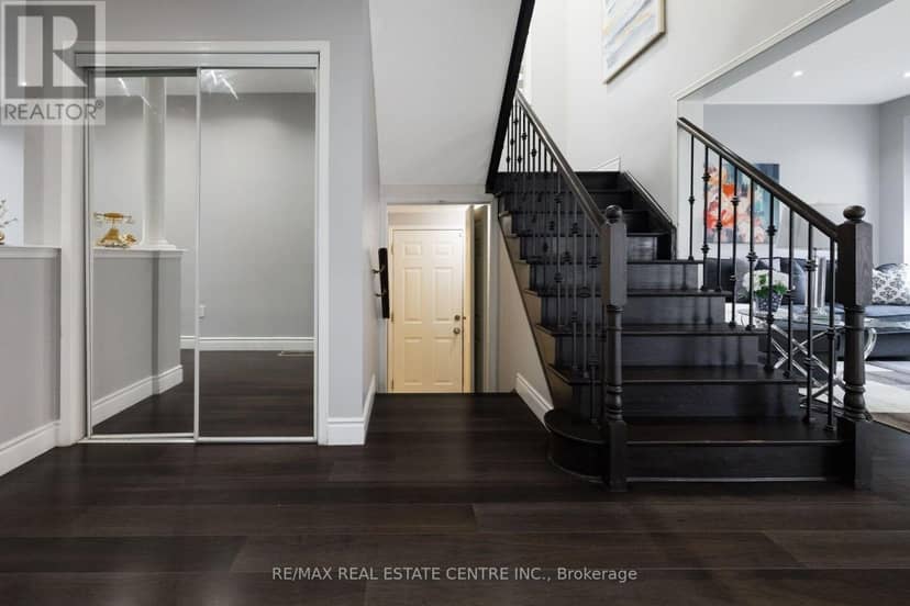 54 Lockburn Crescent — photo 19 of 40