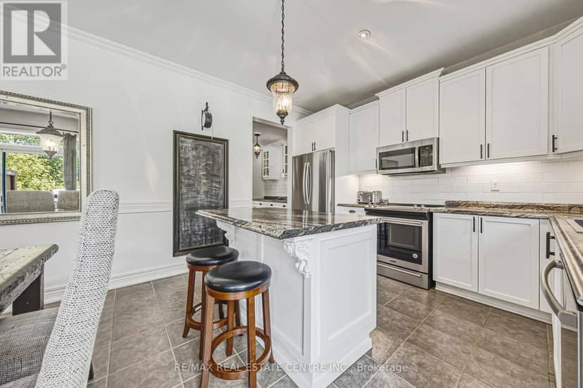 37 Lambert Crescent — photo 10 of 40
