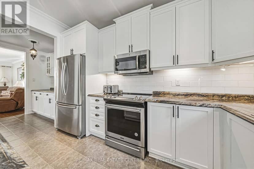 37 Lambert Crescent — photo 14 of 40