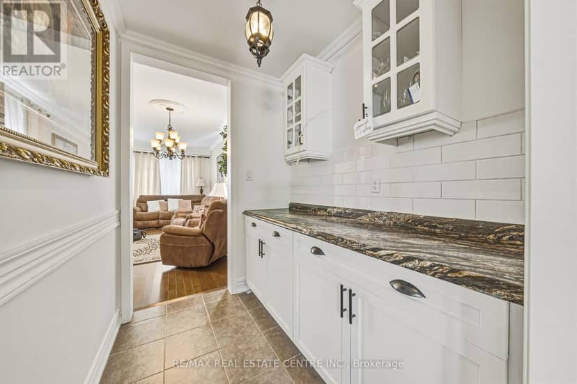 37 Lambert Crescent — photo 15 of 40