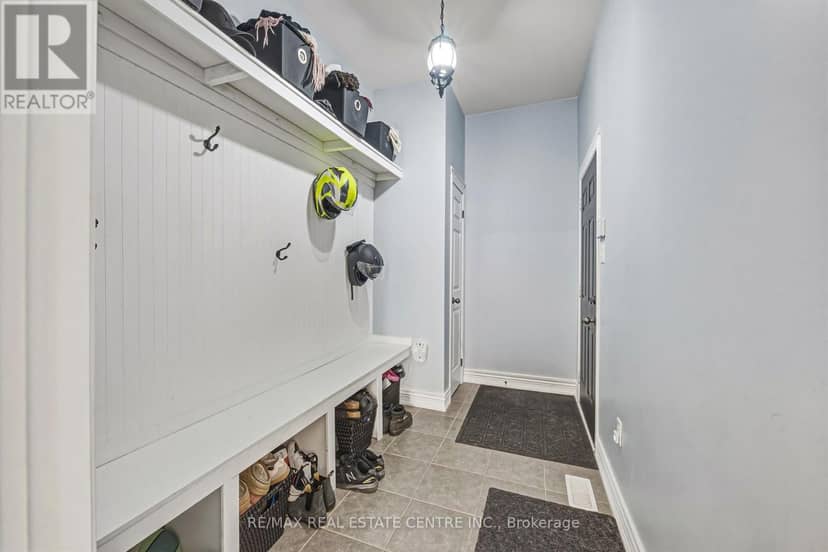 37 Lambert Crescent — photo 17 of 40