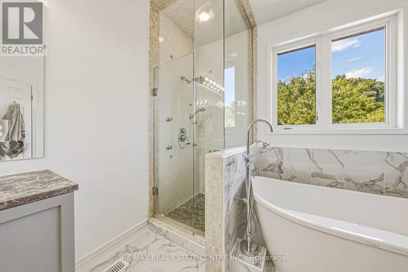 37 Lambert Crescent — photo 24 of 40