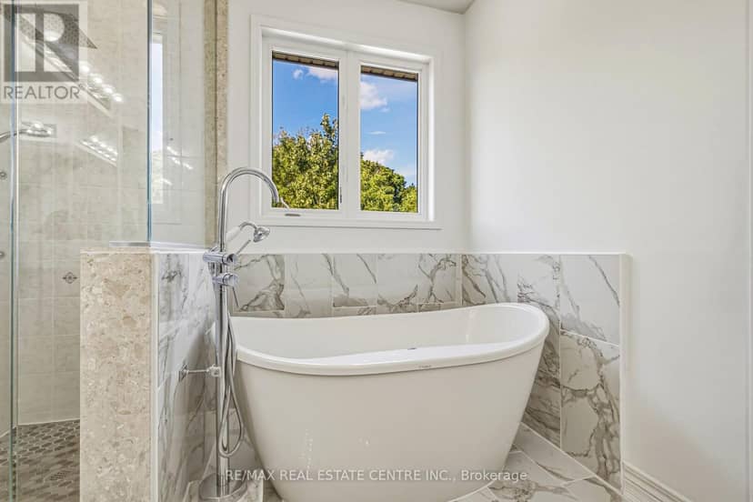 37 Lambert Crescent — photo 25 of 40