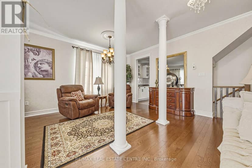 37 Lambert Crescent — photo 4 of 40