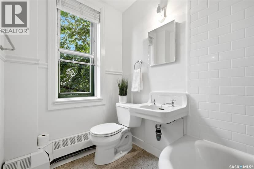 204/206 2305 Victoria AVENUE — photo 16 of 31