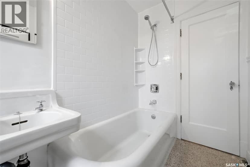 204/206 2305 Victoria AVENUE — photo 17 of 31