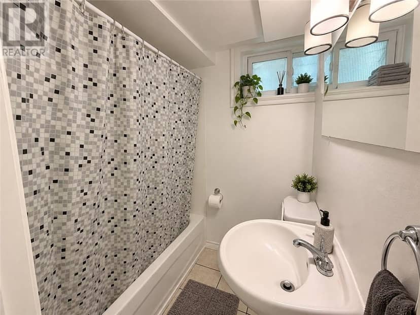373 Isabel Street — photo 11 of 24