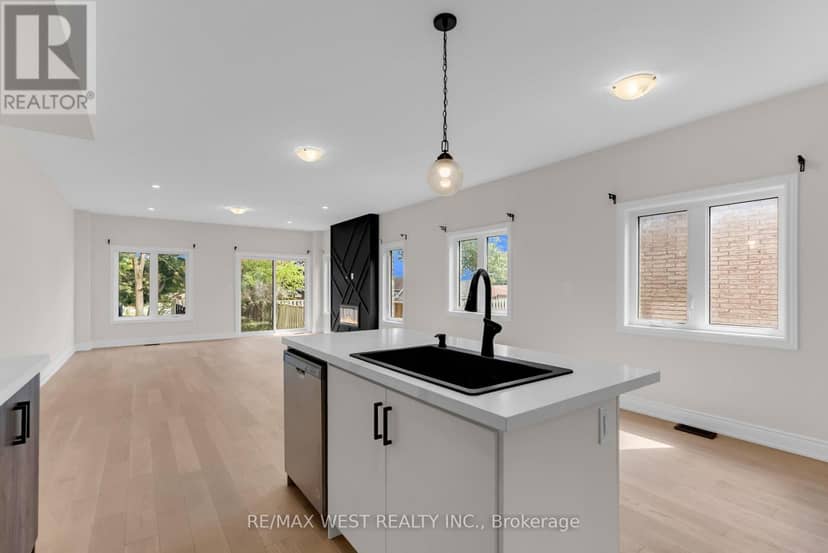 131 Guelph Street — photo 17 of 40