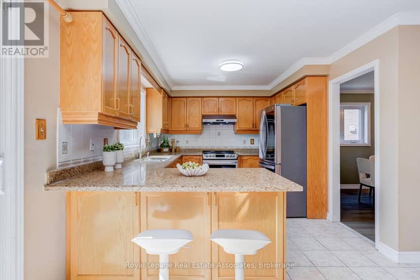 5453 Middleport Crescent — photo 10 of 36