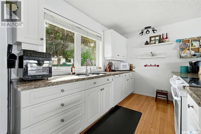 46 Bartlett PLACE — photo 13 of 40