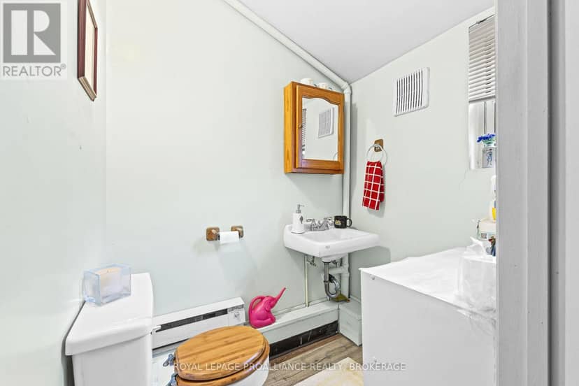 274 Wellington Street — photo 12 of 27