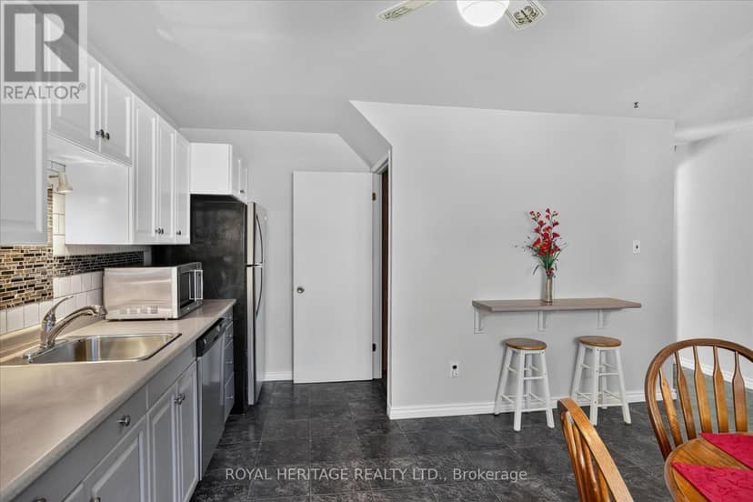 1621 Applewood Crescent — photo 14 of 36
