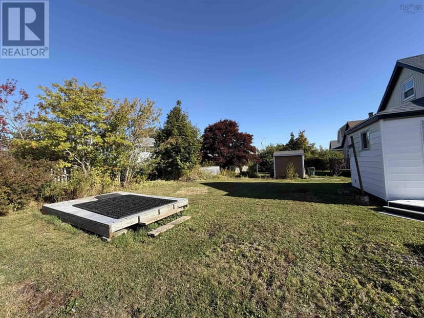 18 Highland Street — photo 4 of 13