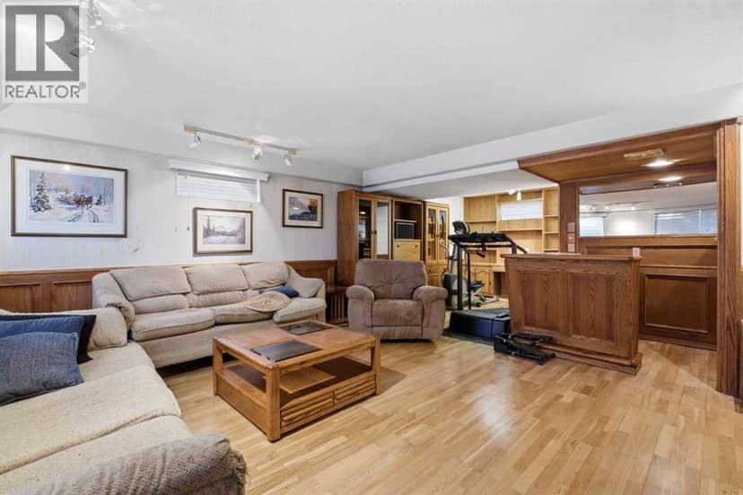 16 Dalroy Crescent NW — photo 14 of 26