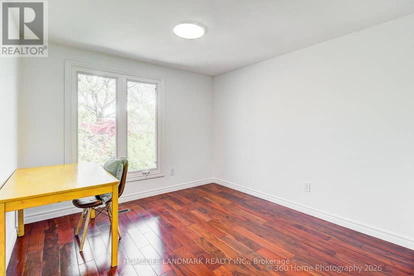 33 Kitsilano Crescent — photo 16 of 32