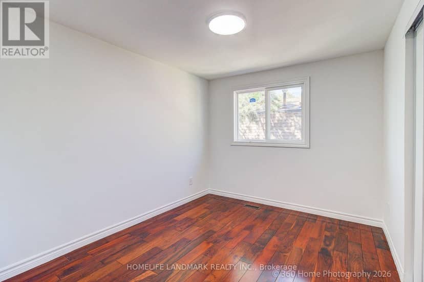 33 Kitsilano Crescent — photo 18 of 32