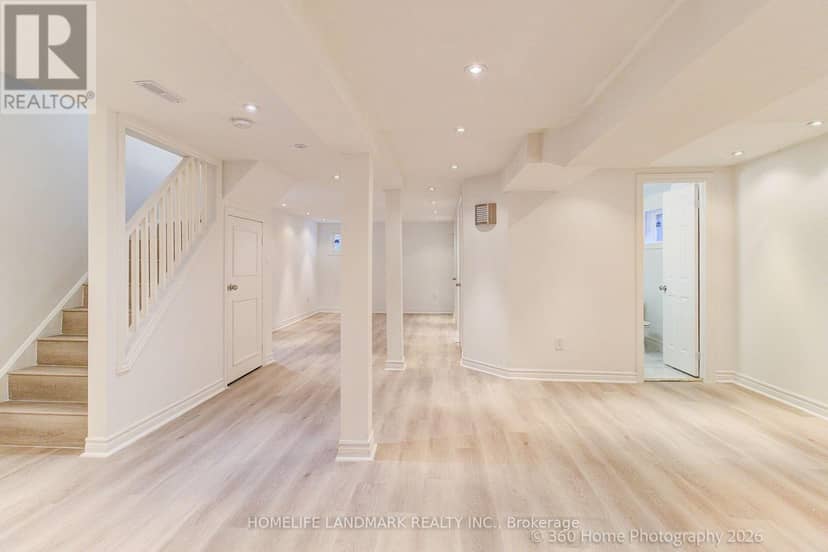 33 Kitsilano Crescent — photo 22 of 32