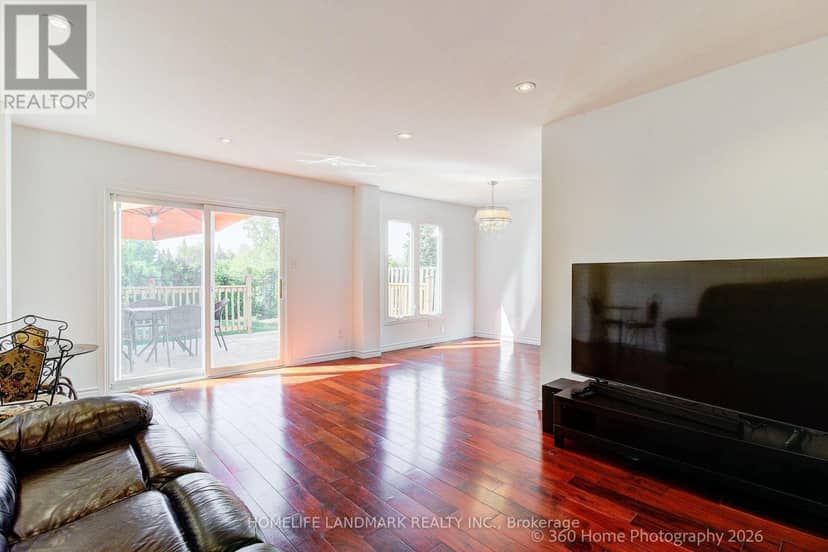 33 Kitsilano Crescent — photo 5 of 32