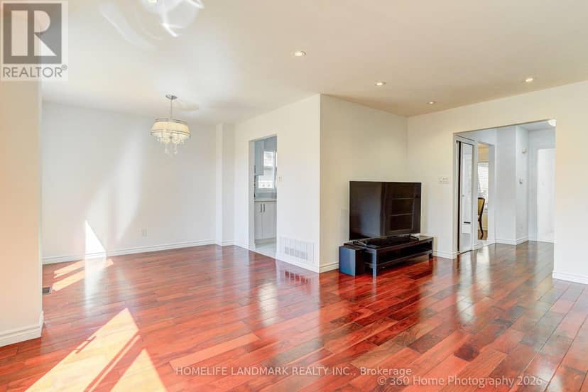 33 Kitsilano Crescent — photo 7 of 32