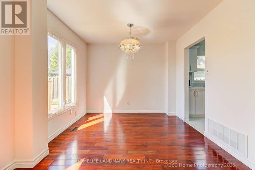 33 Kitsilano Crescent — photo 8 of 32