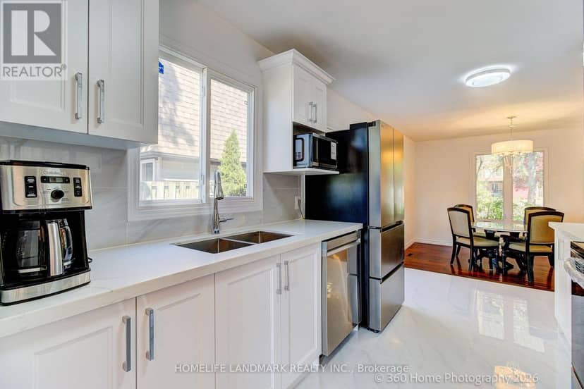33 Kitsilano Crescent — photo 9 of 32