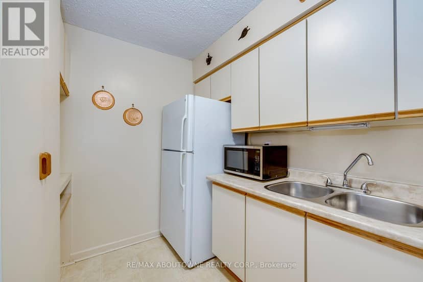 906 - 212 Kerr Street — photo 29 of 40