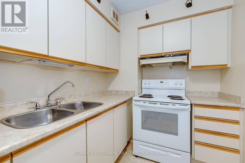 906 - 212 Kerr Street — photo 31 of 40