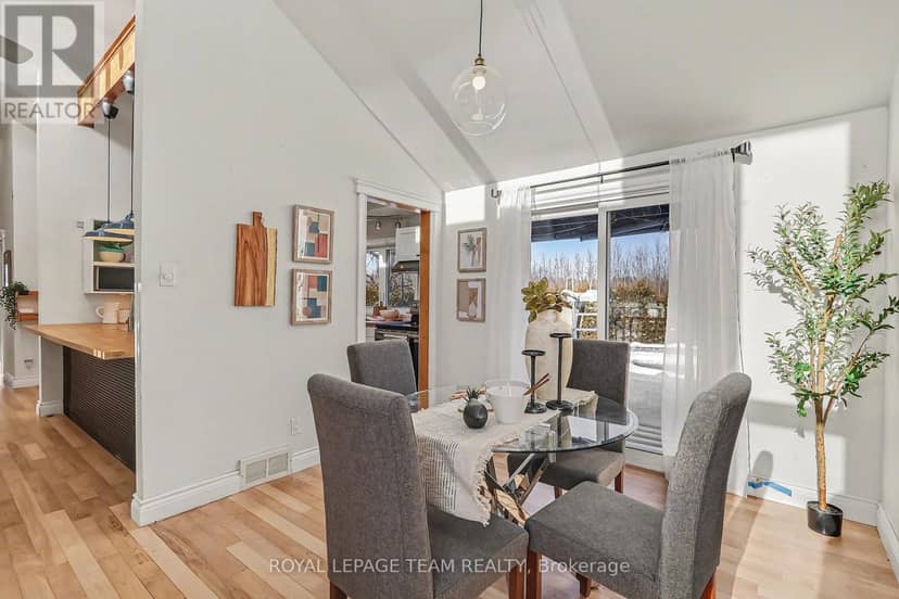 237 Queen West Street — photo 10 of 38