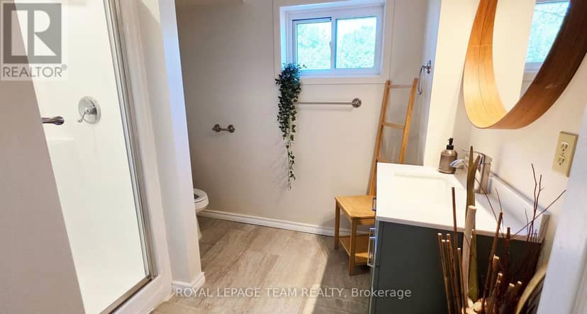 237 Queen West Street — photo 22 of 38