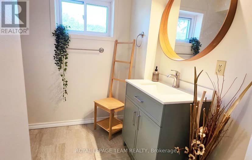 237 Queen West Street — photo 23 of 38