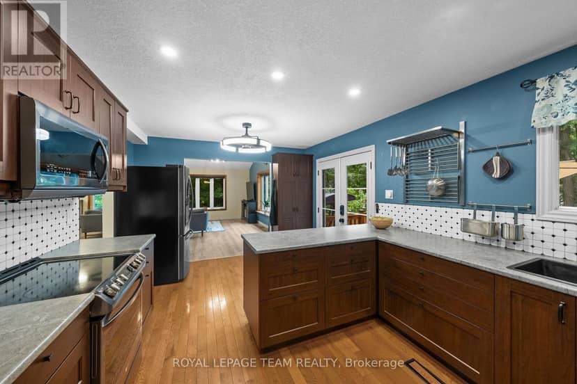 6388 Third Line Road — photo 11 of 40