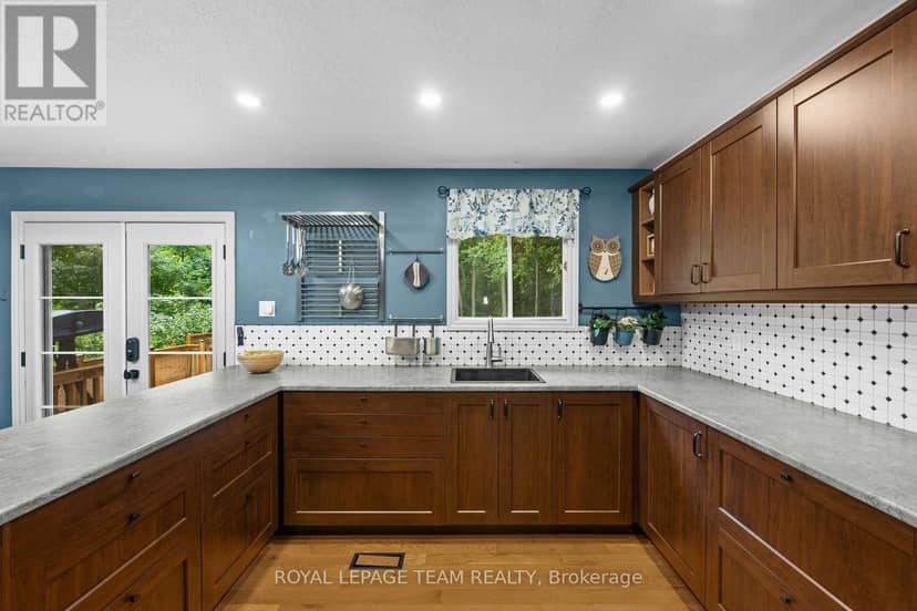 6388 Third Line Road — photo 8 of 40