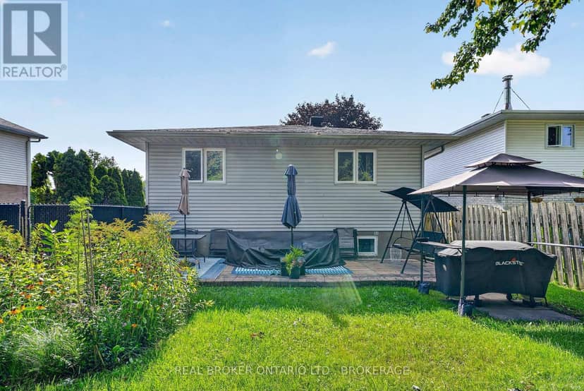 858 Chelsea Crescent — photo 13 of 27