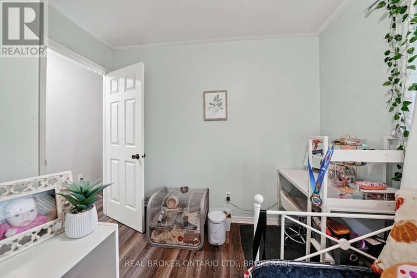 858 Chelsea Crescent — photo 7 of 27