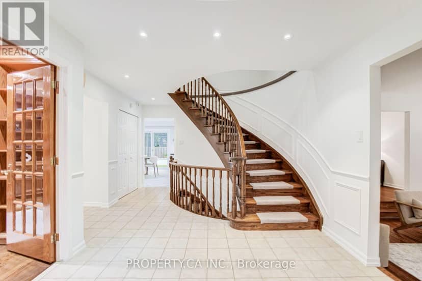 143 Cambridge Crescent, Richmond Hill, photo 2