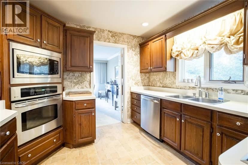 16 COLONIAL Crescent — photo 19 of 27