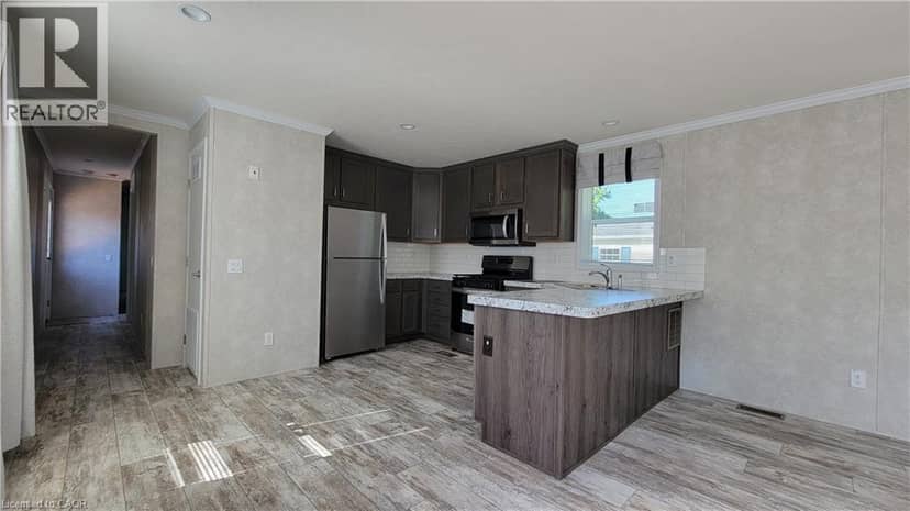 24 MACPHERSON Crescent — photo 11 of 18
