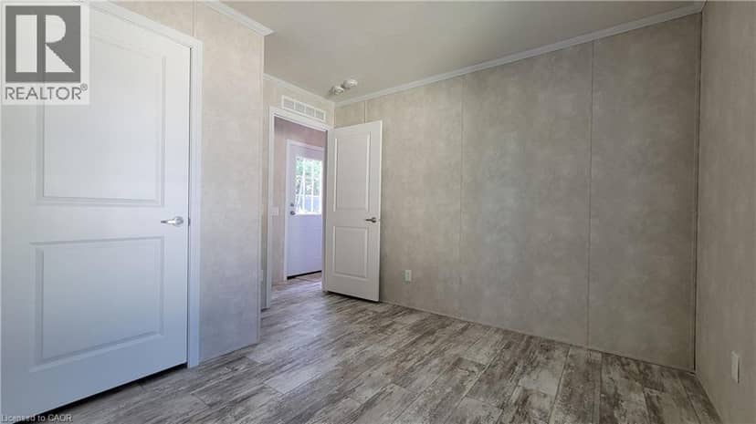 24 MACPHERSON Crescent — photo 15 of 18