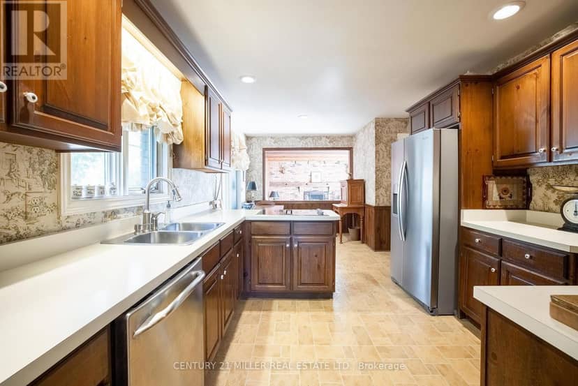 16 Colonial Crescent — photo 18 of 27