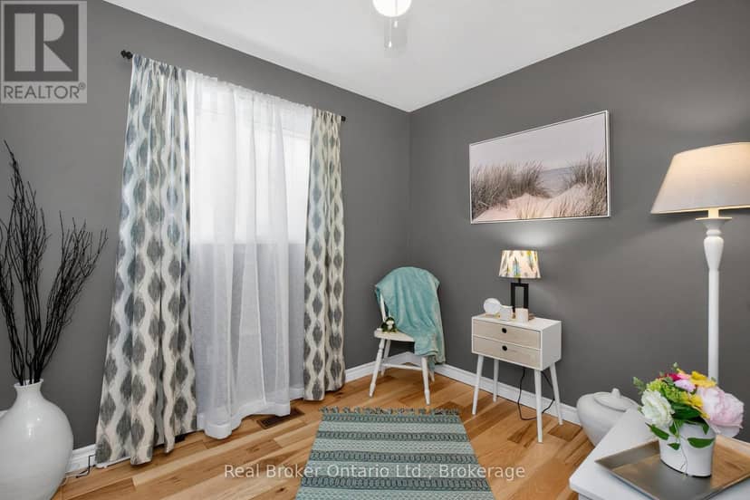 16 Mundy Avenue — photo 15 of 32
